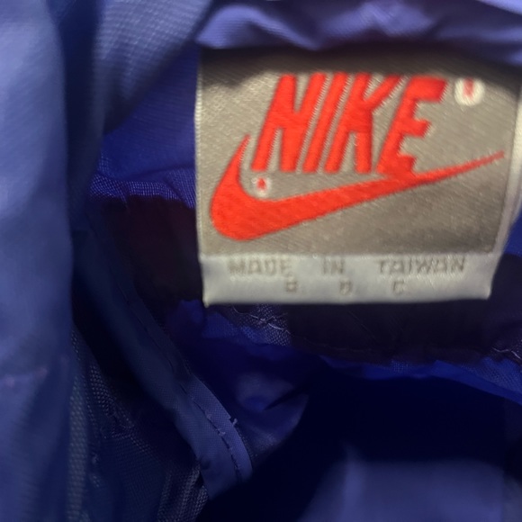 Vintage Nike Duffle Bag in a rich purple/navy with neon pink strap - Picture 4 of 9